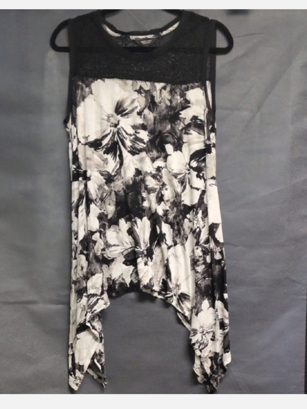 Simply Vera Vera Wang Black and White Floral Sleeveless Handkerchief Hem Top